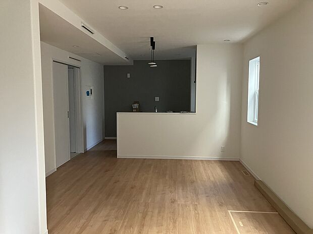 【LDK/4号棟】
約17.7帖のLDKは2面採光を確保した明るい空間です。リビングとダイニングがゆるく区切られているのでゾーニングしやすい間取りです。
