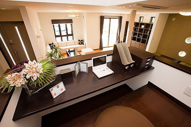 【【コミュニケーションブリッジ】】この場所は、家族がどこにいても気配を感じられ、リビング、ダイニング、キッチンそして2Fをつなげる我が家の中心。お子様の学習スペースにもご活用いただけます。/弊社施工例