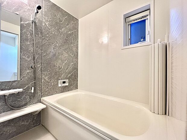 【【浴室/2号棟】】1坪サイズの浴室です。ゆったりとしているので、1日の疲れを癒すことができそうです。窓があるので換気ができ、湿気を溜め込まず、清潔にお使いいただけます。※未入居住宅