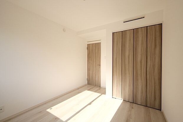 【【洋室/2号棟】】3階の約5.4帖の洋室です。お子様のお部屋や書斎など、多目的にお使いいただけます。各洋室には収納スペースを設けています。※未入居住宅