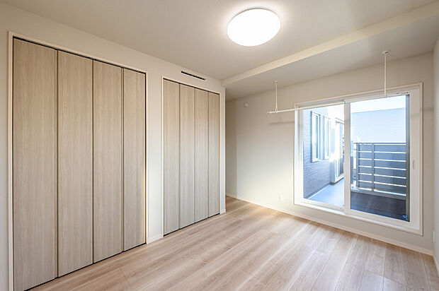 【【洋室/3号棟】】約6.5帖の洋室です。3面採光を確保し、バルコニーに出入りが可能です。室内物干し付きでお洗濯の取り込みがスムーズにできそうです。