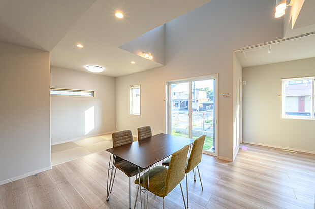 【【LDK/3号棟】】吹抜けを採用した開放感のある空間です。間接照明が空間に温かみを与えてくれます。