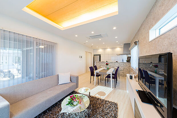 【【折上天井】】折上天井に間接照明を設置しているため温かい雰囲気の空間を演出してくれます。ゆったりとした明るい空間でご家族団らんの時をお楽しみいただけます。/弊社施工例