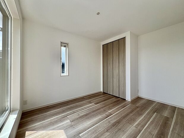 【【洋室/2号棟】】約5.4帖の洋室です。南東向きのバルコニーに面した明るいお部屋。子供部屋やお仕事部屋など多用途にお使いいただけます。/2025年8月撮影