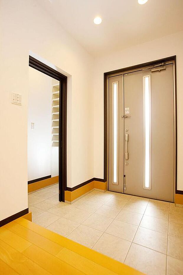 【【土間収納】】ゴルフバッグにベビーカー、雨の日の長靴など置き場に困る外で使用するものをしっかり収納できます。土間続きの収納は汚れも気にせずそのまましまえるので、手間もかかりません。/弊社施工例