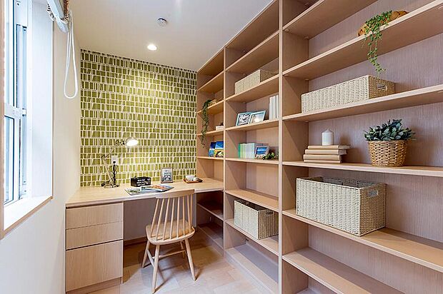 【【書斎】】在宅ワークの際にご活用いただける書斎。壁一面に収納棚を設けることで、書籍や書類をすっきりと整理整頓できます。/弊社施工例
