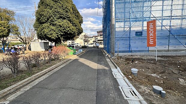 【【前面道路含む現地写真/1号地側】】幼保施設や小中学校が徒歩15分圏内に点在。すぐ近くには遊具が設置された公園もあり、子育て世帯にもおすすめの住環境です。