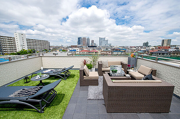 【【青空リビング】】太陽と風と青空を感じられ、プライバシーも守られる屋上に作られた最高の庭は、「青空を天井」にした第2のリビングとして大活躍します。お子様やペットと楽しい時間を過ごせます。/弊社施工例