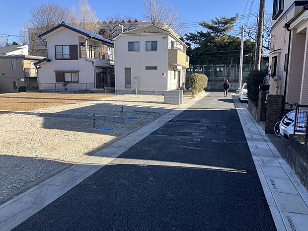 【【前面道路】】マルエツ大宮砂町店徒歩9分、セブンイレブンさいたま東大宮7丁目店徒歩10分と急な買い物も安心。公園やショッピングセンターも生活圏内にあるので、週末のお出かけにも困りません。