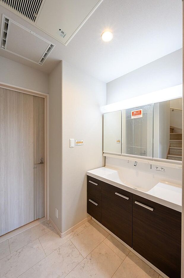 【【洗面化粧台/3号棟】】シャープでシンプルなフォルムが上質なサニタリーを演出します。水栓のまわりに水がたまらないキレイアップ水栓は拭き掃除の手間も少なく楽々。家族でも安心の収納力。