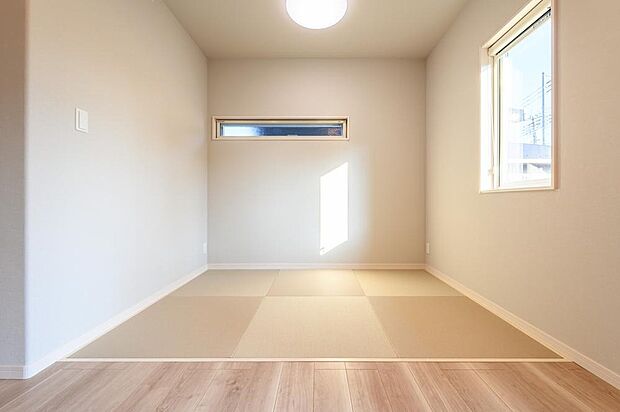 【【タタミコーナー/3号棟】】約16.7帖のLDKには約3帖のタタミコーナーが隣接。畳の温もりを感じるモダンで洗練されたおちつく空間。家族団らんのスペースや子供の遊び場としても利用できる、用途多彩なスペース。