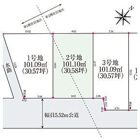 整形地につき、敷地全体を有効活用した、自由度の高い間取りをご検討いただけます。前面道路の幅員は約5.52m。カースペースへのお車の出し入れがスムーズにできそうです。 