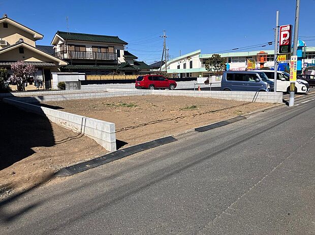 【【現地土地写真】】穏やかな暮らしが叶う、第一種低層住居専用地域内に位置しています。買い物施設や教育施設が徒歩10分圏内に揃う、暮らしやすいロケーションです。