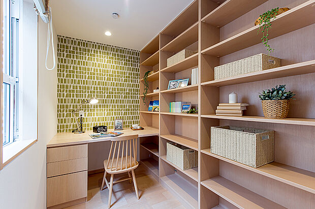 【【書斎】】お家で仕事をする機会も増えていると思います。書斎では快適にお仕事ができ、リモート会議があっても安心です。趣味に没頭することもでき、シーンに合わせて多彩に活躍します。/弊社施工例