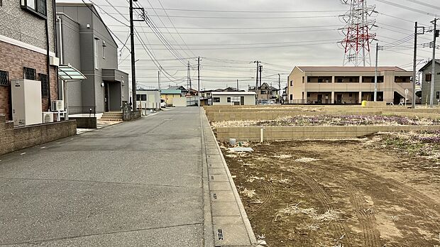 【【前面道路含む現地写真】】道路との高低差がほとんどなく、お車やバイク・自転車などの出し入れがスムーズに行えます。周辺は第一種低層住居専用地域内の落ち着いた住環境です。
