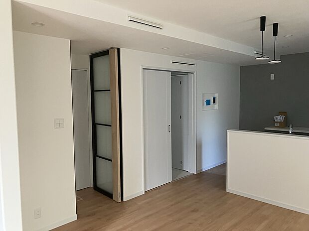 【【LDK/4号棟】】LDKとホールの間は両開き戸を採用し、生活動線を確保。扉同士が干渉しないため、周囲の収納扉も問題なく開閉可能です。