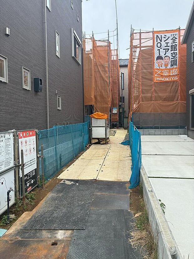 【【現地外観写真/4号棟】】小中学校などの教育施設が徒歩12分圏内の、子育て世帯に嬉しい環境。24時間営業のコンビニまで徒歩2分と、気軽に立ち寄れる距離です。