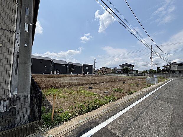【現地土地写真】前面道路は幅員5.8m以上が確保されており、ゆとりのある道路幅で車の出し入れもしやすい立地。日々の車移動やお買い物などにも便利です。