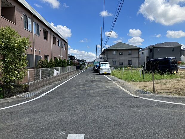 【前面道路含む現地写真】前面道路はアスファルト舗装されており、歩行時や自転車での移動もしやすい道路環境です。小さなお子さまのいるご家庭にも安心して暮らしていただけます。2026/8/6撮影