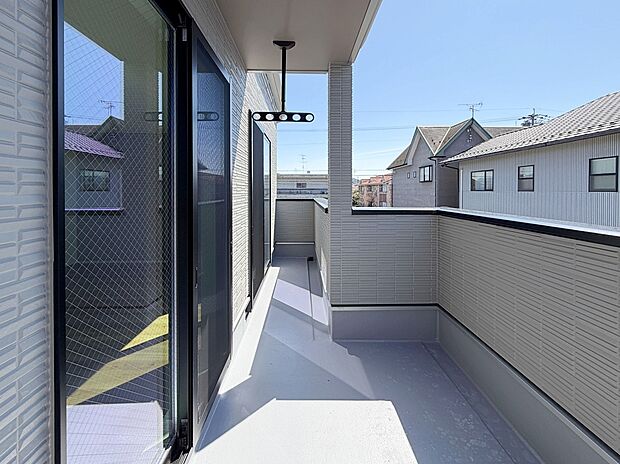 【バルコニー】奥行きのあるバルコニーは洗濯物も楽々干せます