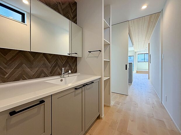 【洗面】高級仕様の洗面台。鏡の裏は収納になっています。脱衣室と別な空間にあるので使い勝手も◎