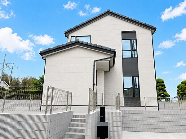 外観写真　落ち着いたカラーでまとめた上質感あるデザイン。開放感と暮らしやすさを叶えた、家族想いの邸宅です。