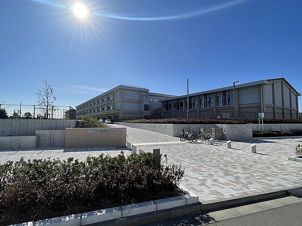 みどりの南小学校　720ｍ