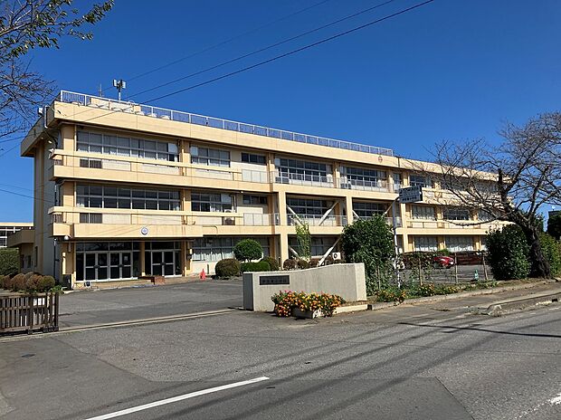 伊奈東小学校　765ｍ