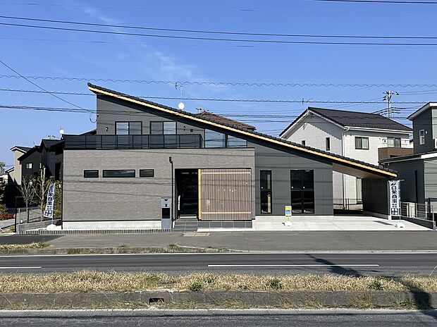 現地外観写真 大きく伸びる片流れ屋根が印象的な外観デザイン。水平ラインと素材の切り替えが、落ち着きある佇まいを演出します。