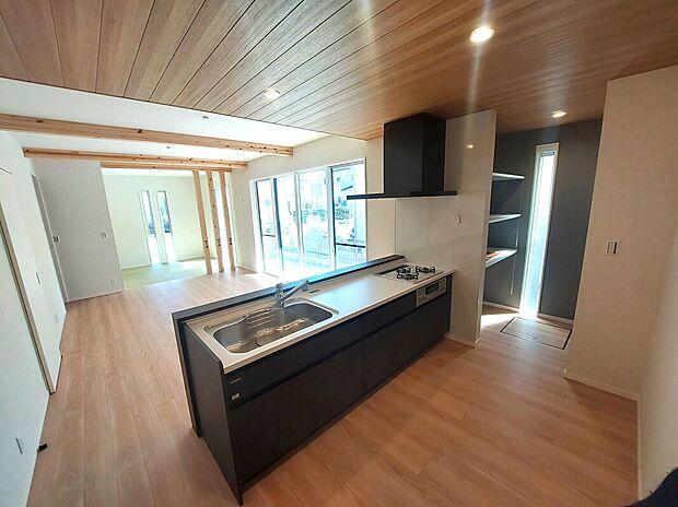 【LDK】16帖＋パントリー付属のLDK
キッチン天井は木目、リビングは折り上げ天井と化粧梁を施工
「木」の雰囲気を大切にした落ち着きのある趣。
