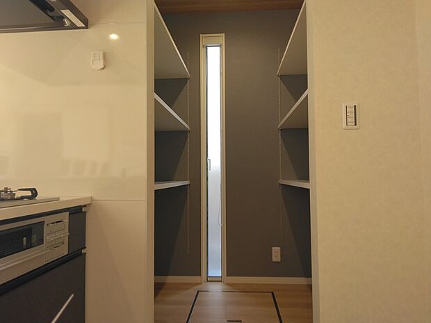 【パントリー】キッチン横パントリーはコンパクトながらも使い勝手重視の設計
両面稼働棚で収納方法に多様性があります。
