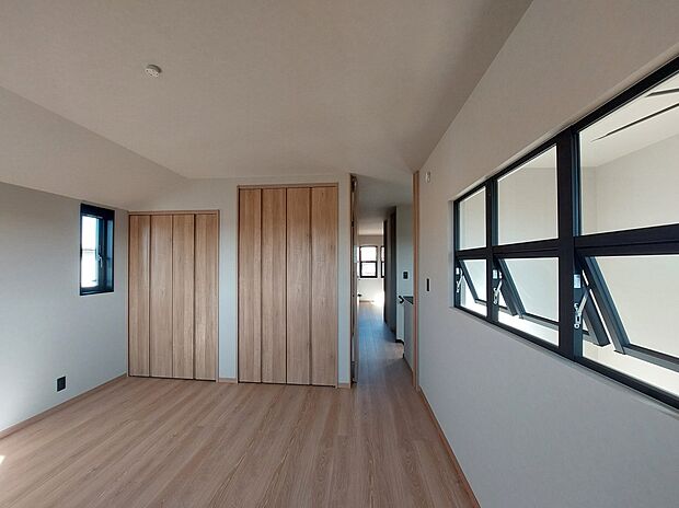 【主寝室】２F主寝室にはLDKの吹き抜け上部とつながる小窓を配置
寝室からも家族とのつながりを感じることが可能です
