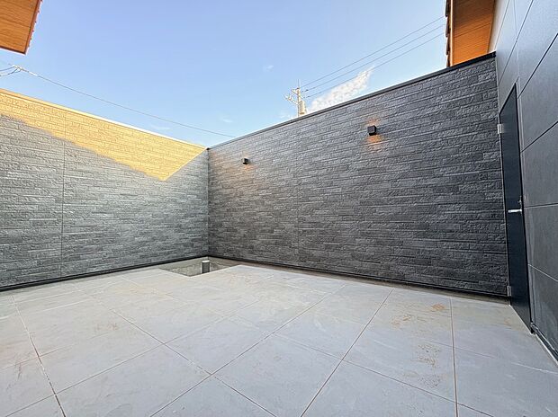 【中庭】外からの視線を遮りながら光を取り込むプライベートな中庭空間。暮らしに外の心地よさをプラスします。