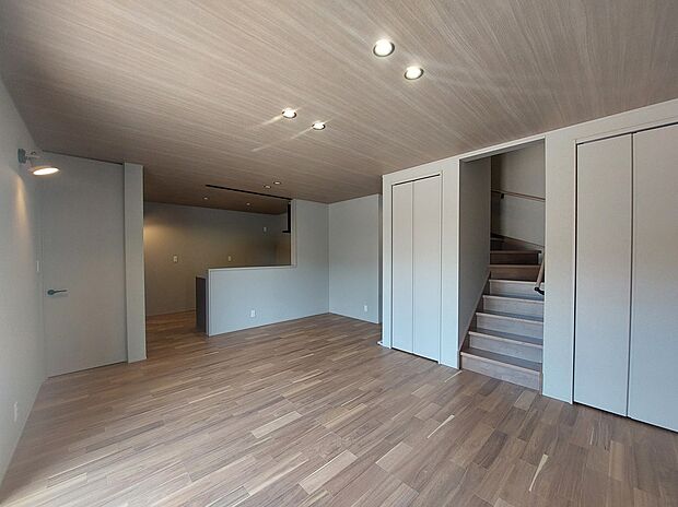 【LDK】家族とのコミュニケーションが深まるリビングイン階段。
収納たっぷりナチュラルテイストのリビングは広々と落ち着いた空間。
