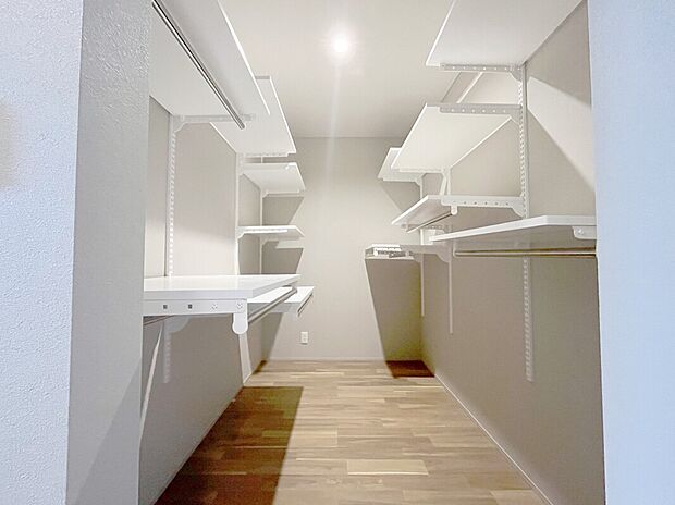 【ファミリークローク】2階には高さの調節が可能なファミリークロークを完備
長く住む家だからこそ、その時々のライフスタイルに合わせて
大きなお荷物からご家族様の思い出の品までたくさん収納できます。

