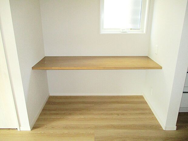 【内観写真】リビングの一角にテレワークにも使えるカウンターを設置。お子様の勉強、PC作業台等、多目的で使えるワークスペースを確保。