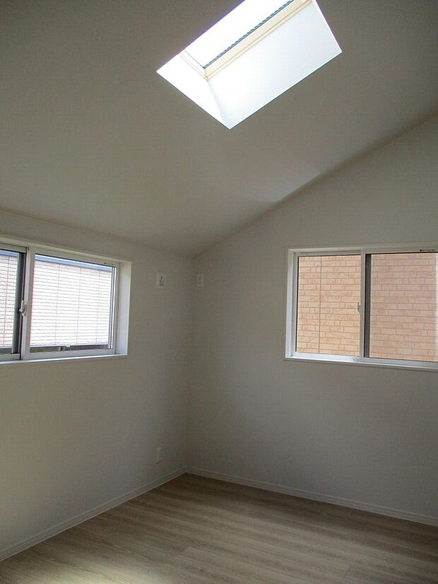 【内観写真】2F北側洋室に天窓を設けることにより、採光窓から差し込む光が部屋の隅々まで明るく感じさせます。