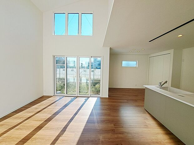 【LDK】広々19.5帖のLDKには、大きな窓からたっぷり降りそそぐ自然光、とても明るいリビングです。