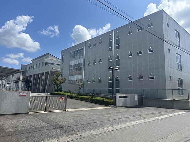 守谷中学校（約1,700m）