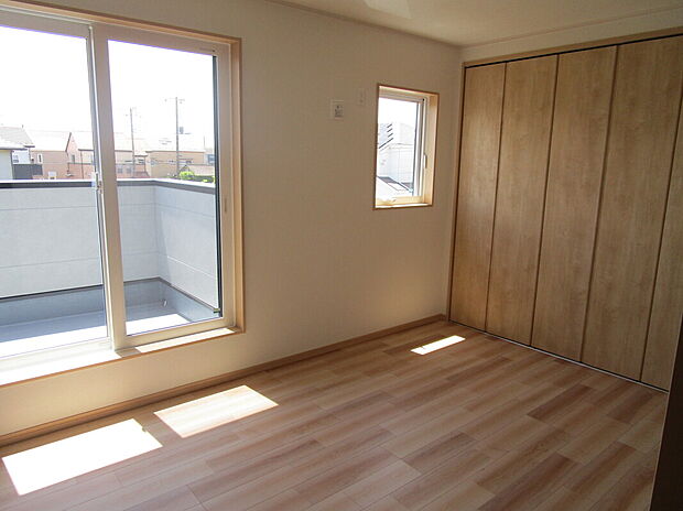 【洋室（内観）】開放的な奥行きバルコニーに壁一面の台収納。スッキリ整う心地よい暮らし。
