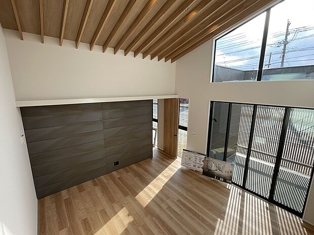 【LDK全景(吹抜け)】 大開口と吹き抜けが生み出す開放的なリビング。光と陰影が美しく広がる、心地よい住空間です。