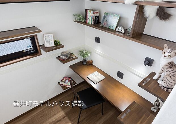 【垂井町モデルハウス(HOBBY SPACE)】1階畳コーナー上のスッキプフロアはHOBBY SPACE又は猫ちゃんの憩いの場。