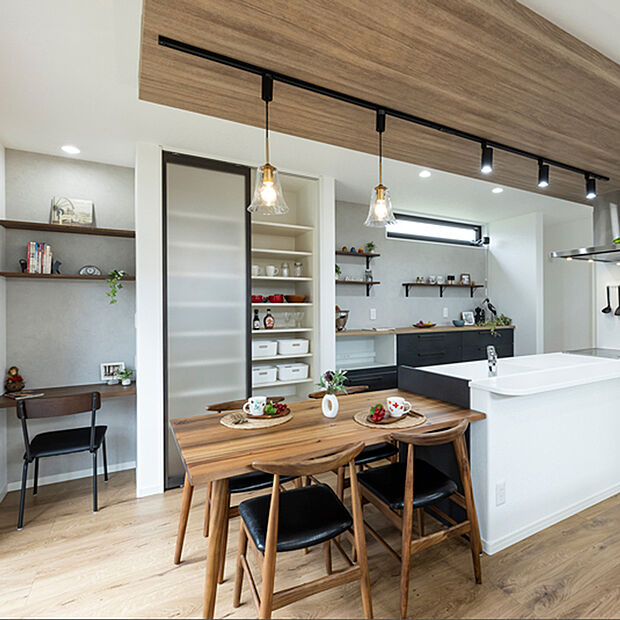 【ダイニング】キッチンと横並びのダイニングとワークスペース(加東市家原モデルハウス)