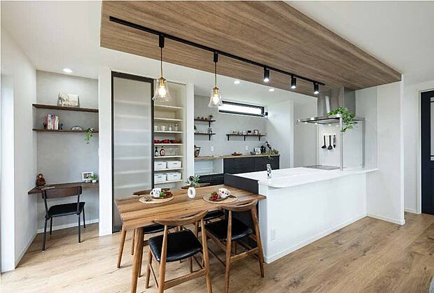 【ダイニングとワークスペース】キッチンと横並びのダイニングとワークスペース。