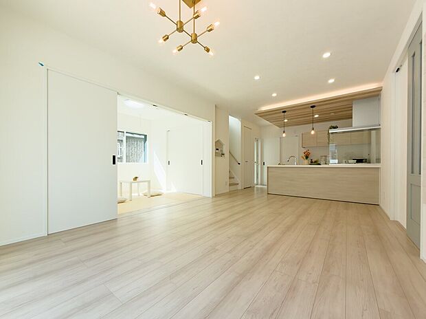 17.5帖のリビングには、お洒落な照明やエコカラットを採用し、雰囲気のある洗練された空間を演出♪リビング階段で家族のつながりも感じられます♪