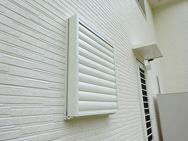 【目隠しルーバー】可動式ルーバー の角度により、通風性や採光性、プライバシーの確保などをコントロールできます。