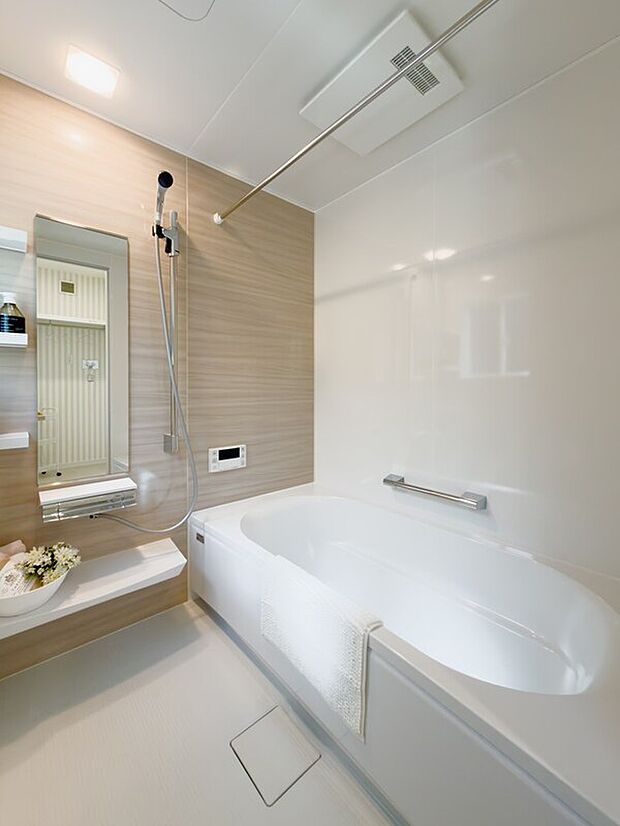 【浴室】浴室には、ウルトラファインバブル給湯器を採用♪マイクロバブルによって白く濁ったお湯が全身を包み込みます♪また、汚れが染みにくいお手入れ簡単なホーロークリーンパネルを採用♪