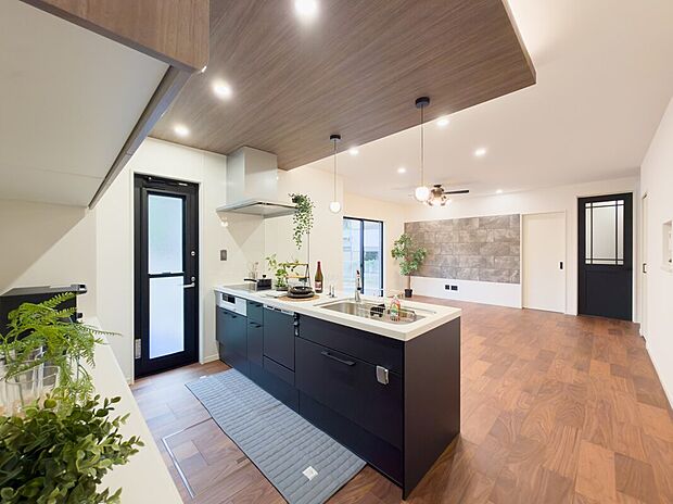 【リビング】解放感あり広々リビング♪大きな掃き出し窓からは日差しが差し込み明るいです♪