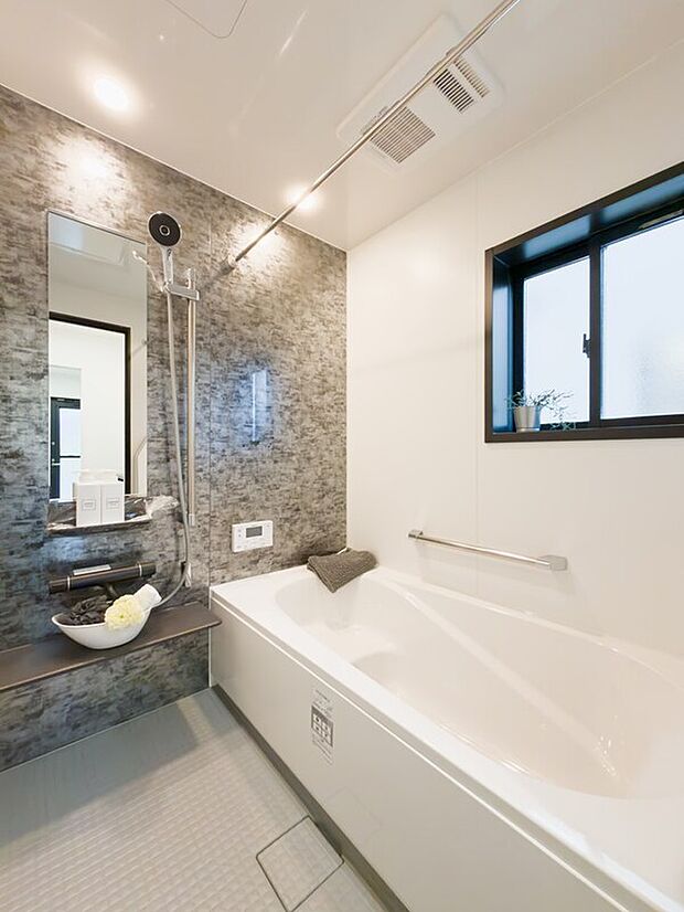 【浴室】サーモバスS搭載の浴室は、湯温を一定に保つので、入浴中も家族みんなが快適に過ごせます♪ お子さまや高齢の方も安心して使える設計で、追い焚きの手間も減らせて家事もスムーズに♪