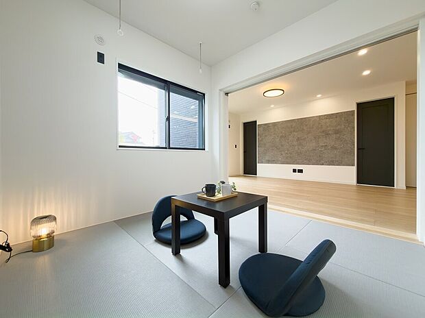 【和室】リビング続きの和室は採光窓付きで明るく、客間やお昼寝スペースに最適。お子さまの遊び場にも使えて、家事の合間も目が届きます♪